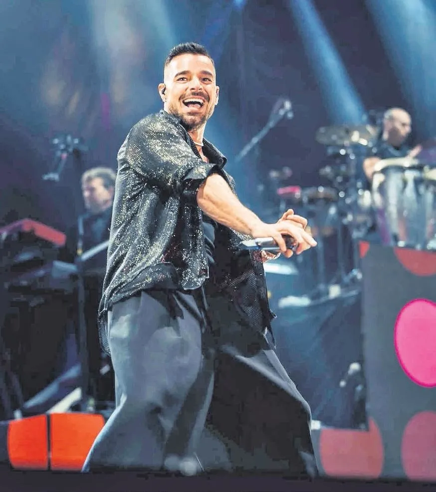 Ricky Martin hayranlarını sürprizler bekliyor