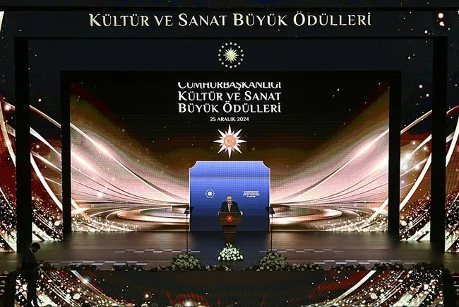 kultur-sanat-buyuk-odulleri-sahiplerini-buldu-odulleri-baskan-erdogan-bizzat-takdim-etti-1735144314316.jpeg