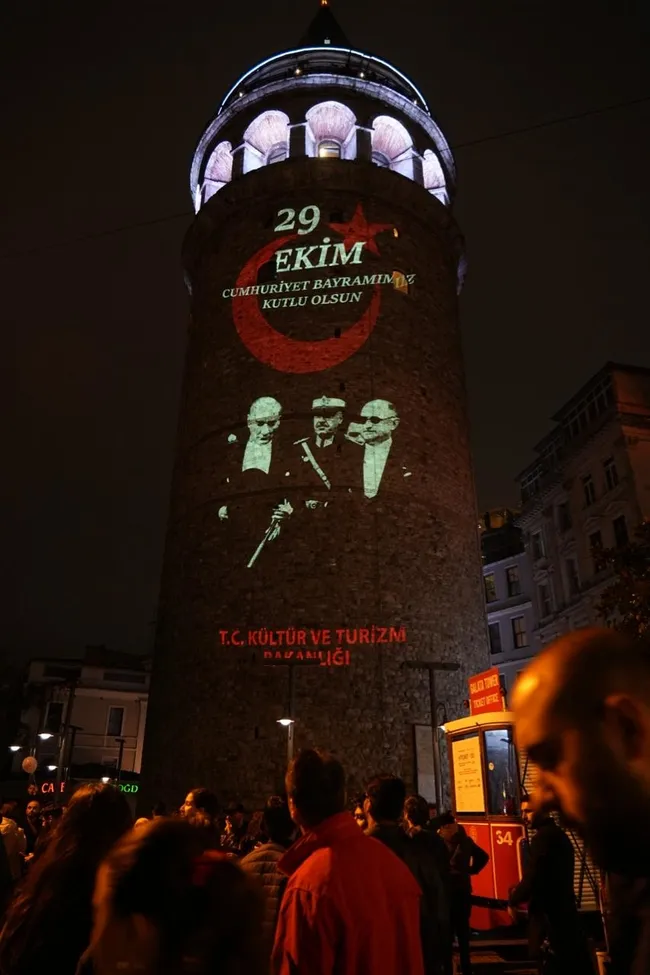cumhuriyetin-103-yillik-isigi-galata-kulesini-aydinlatti-1793297398912.jpeg