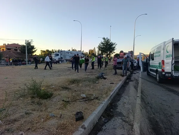 antalya-yanginindan-donen-arazoz-afyonda-otomobille-carpisti-1-olu-5-yarali-1789212253775.jpg