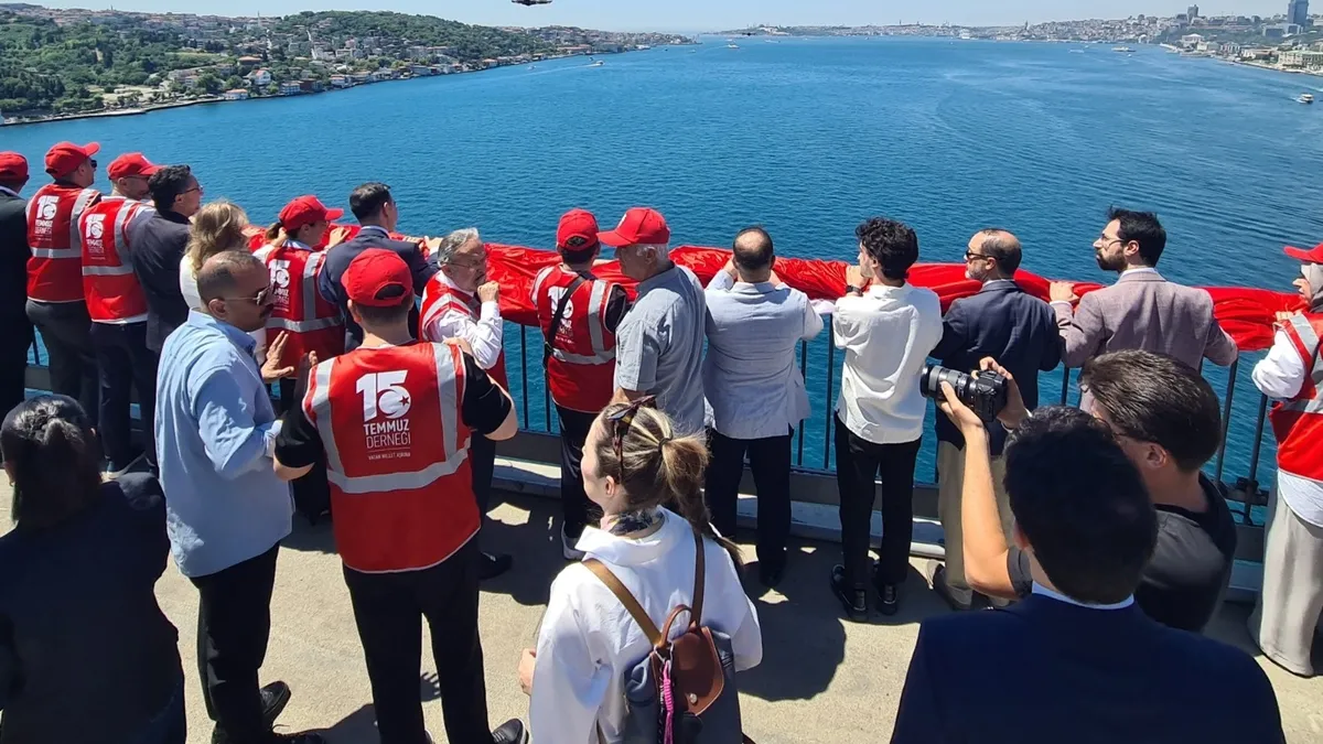İstanbul Boğazı'ndaki köprülere asılan dev Türk bayrakları