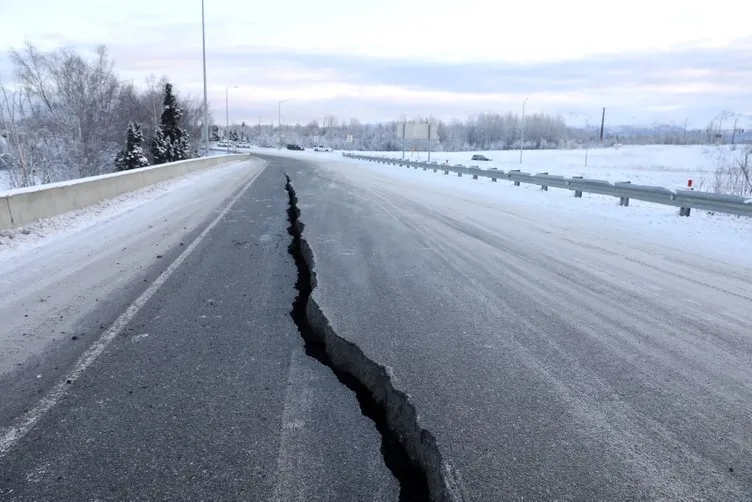 ABD'de deprem, yollar çöktü