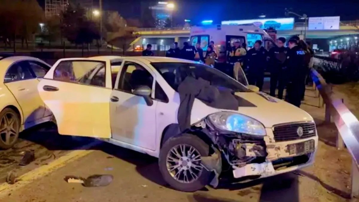 Emniyet şeridinde aracından inen sürücüye otomobil çarparak öldürdü Emniyet şeridinde aracından inen sürücüye otomobil çarparak öldürdü