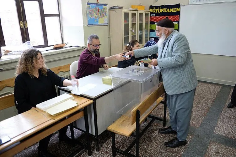 Türkiye sandık başında! 57 milyon seçmen tercihini yapıyor