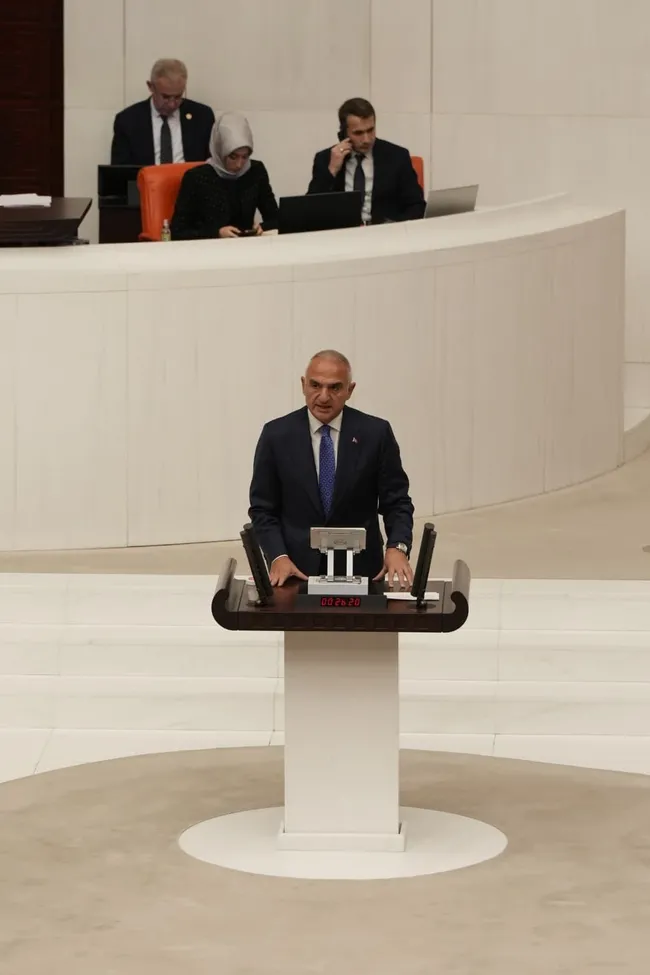 bakan-ersoy-tbmmde-rakamlarla-acikladi-turizmde-kuresel-liderlige-yuruyoruz-1765570546870.jpg Bakan Ersoy TBMM'de rakamlarla açıkladı: Turizmde küresel liderliğe yürüyoruz