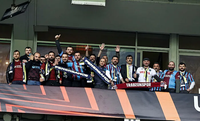 kadikoyde-tarihi-goruntuler-trabzonspor-taraftarlari-fenerbahceyi-desteklemek-icin-geldi-1679002099866.jpg