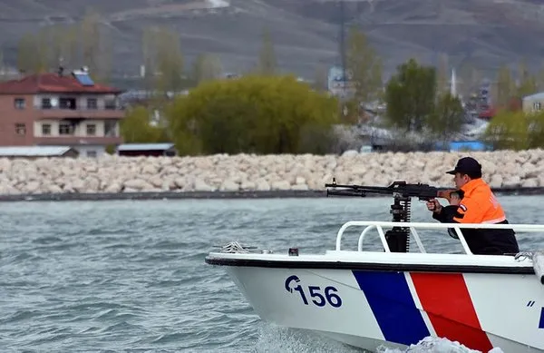Jandarma Komutanlığı kaçak avcılara göz açtırmamak için hem kıyıda hem gölde nöbette!