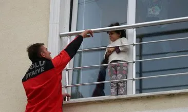 Pencere pervazında mahsur kalan çocuk kurtarıldı