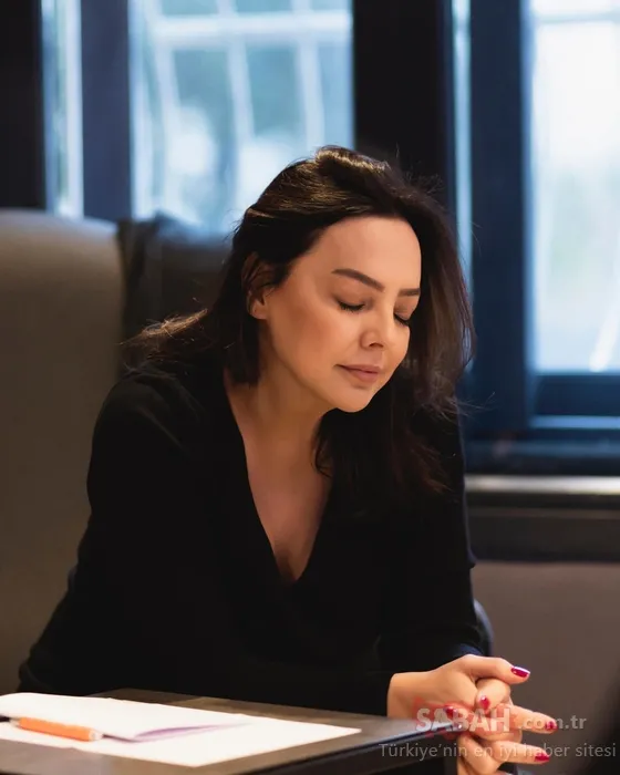 Sahnede rahatsızlandı! 49 yaşındaki Ebru Gündeş hayranlarını korkuttu!