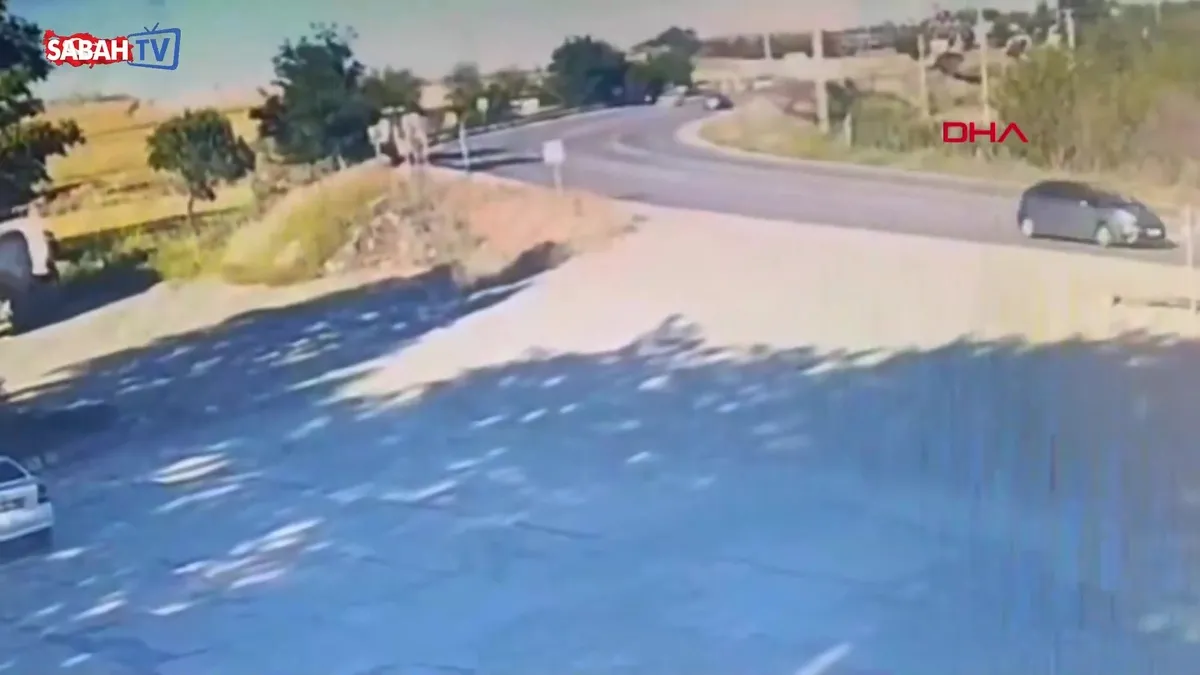 Bariyerlere çarpan motosikletin sürücüsü öldü! O kaza anları kamerada videosunu izle Bariyerlere çarpan motosikletin sürücüsü öldü! O kaza anları kamerada videosunu izle