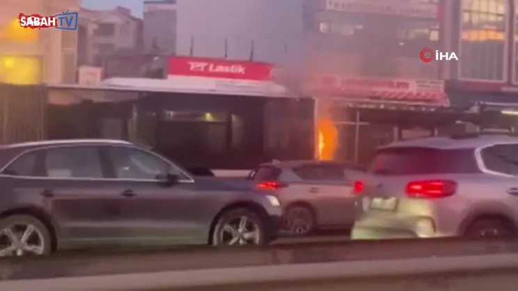 Küçükçekmece'de metrobüs yangını | Video