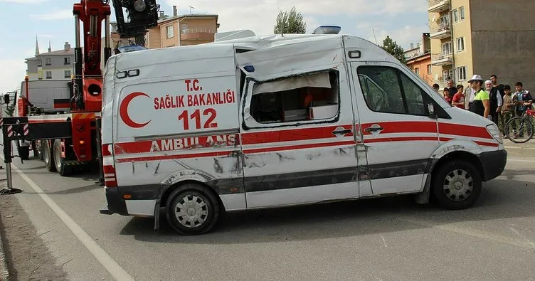 Sivas’ta ambulansla otomobil çarpıştı: 1 ölü, 2 yaralı
