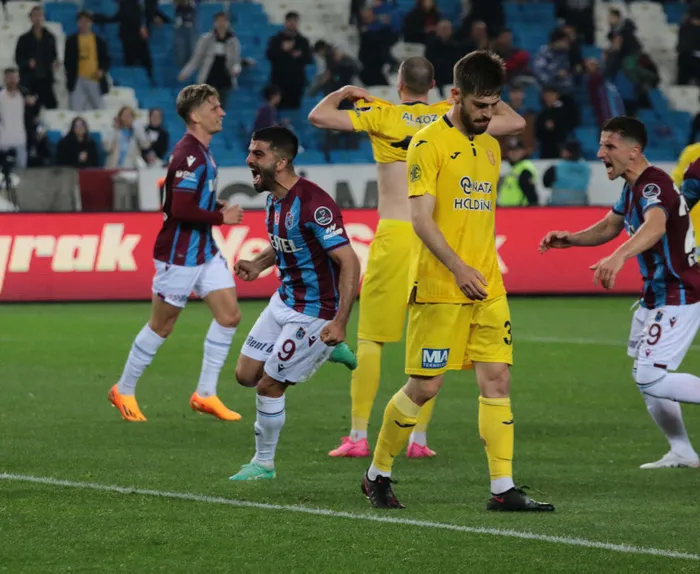 son-dakika-haberi-trabzonspor-3-puani-2-golle-aldi-umut-bozok-costu-firtina-kazandi-1683571933429.jpg
