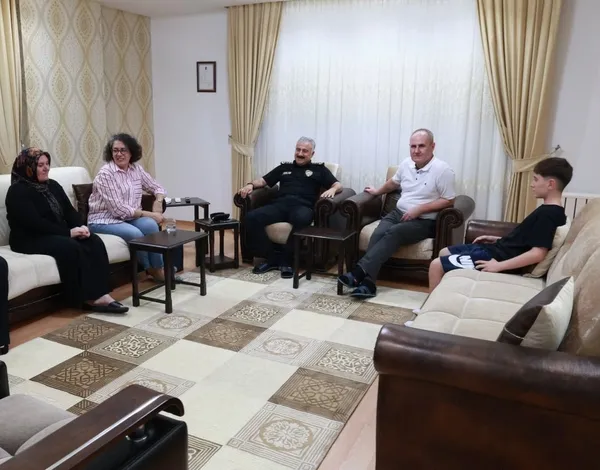 emniyet-muduru-fahri-aktas-ve-esi-gazi-polisi-ziyaret-etti-1789587424673.jpg