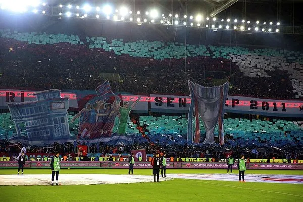 Trabzonsporlu taraftarlardan 2010/2011 sezonuna gönderme yapan koreografi!