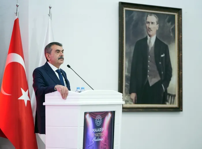 bakan-tekin-sanati-egitim-sureclerinin-ayrilmaz-bir-parcasi-olarak-goruyoruzmaarif-tiyatro-akademisi-ilk-mezun-1782729727513.jpg