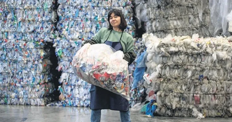 Dünya Ortak Evimiz’in kahramanlarından Deniz Sağdıç atıkları sanata dönüştürdü