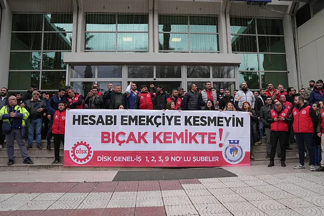 chpli-izmir-buyuksehir-belediyesindeki-maas-krizi-konaka-sicradi-isciler-20-ocaka-kadar-sure-verdi-1737021895137.jpeg CHP'li İzmir Büyükşehir Belediyesi'ndeki maaş krizi Konak'a sıçradı: İşçiler 20 Ocak'a kadar süre verdi!