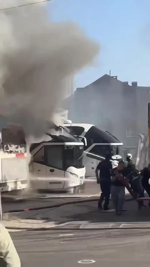 gebzede-korkutan-yangin-park-halindeki-otobusler-yandi-1717602622836.jpg