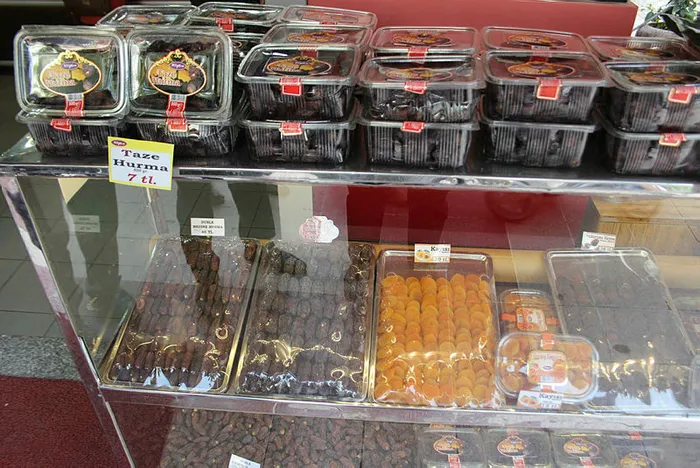 ramazan-ayinin-sembol-urunlerinden-hurma-tezgahlarda-yerini-aldi-1648369649539.jpg