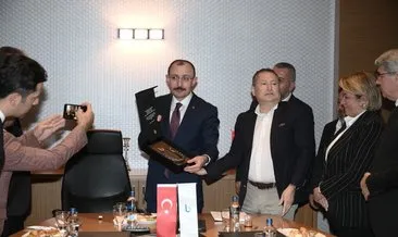 Ticaret Bakanı Mehmet Muş’a ‘At nalı figürü’ hediye edildi
