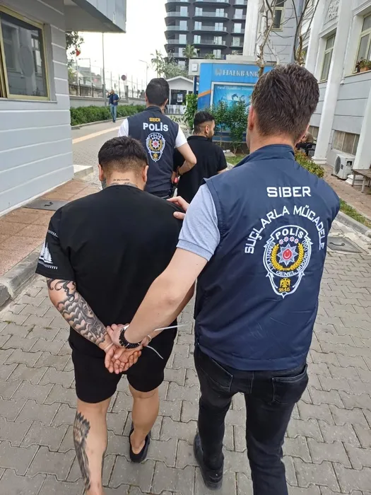 ‘Siber’ berberden milyarlık vurgun! Dükkandan yönetti, aile üyeleri de yer aldı: Görevli tamamla, parayı kazan