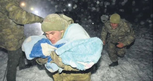 Kaynar kazana düşen çocuğu asker kurtardı