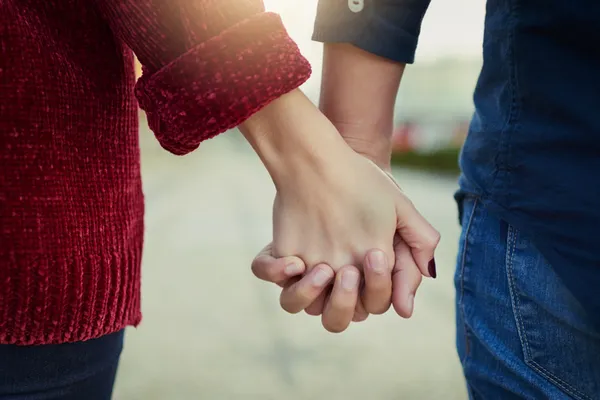 duygusal-bir-siddet-turu-olarak-love-bombing-ozellikle-partneriz-bu-cumleleri-kuruyorsa-dikkat-1680079417008.jpg