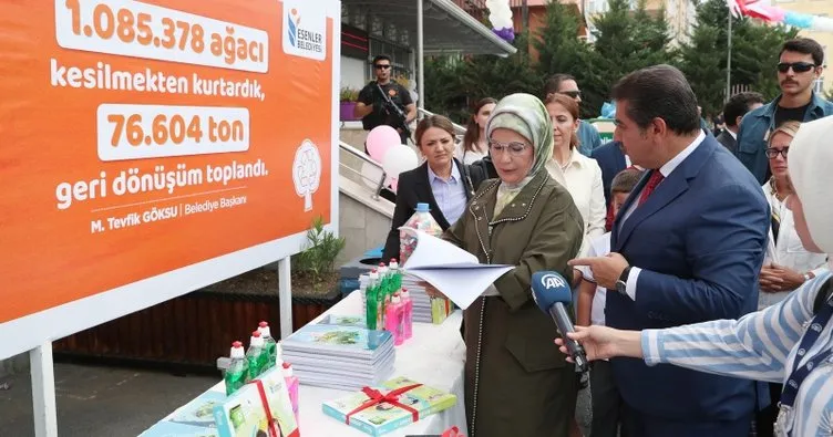 Emine Erdoğan öğrencilere atıktan üretilen defter dağıttı