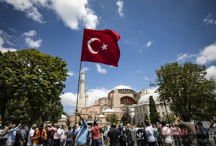 Εικόνες της τελευταίας στιγμής και όλες οι εξελίξεις από την Αγία Σοφία που προετοιμάστηκαν για την προσευχή της Παρασκευής