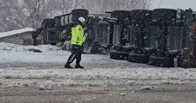 Karlıova yolunda doğalgaz TIR’ı devrildi