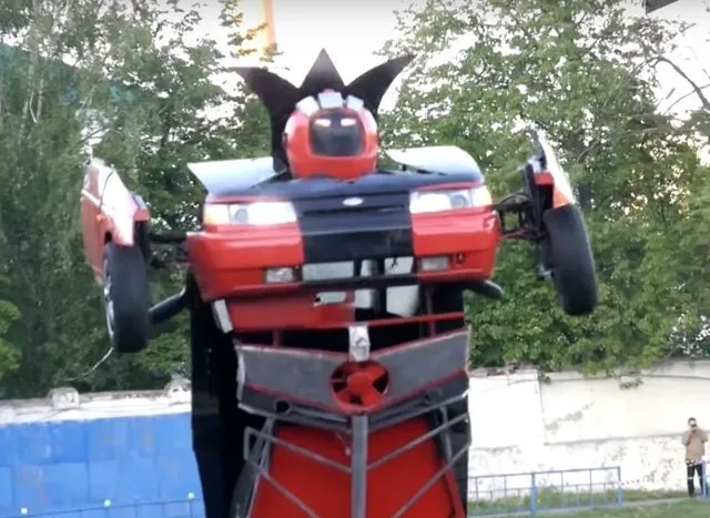 Rus baba ve oğlundan ev yapımı Transformers