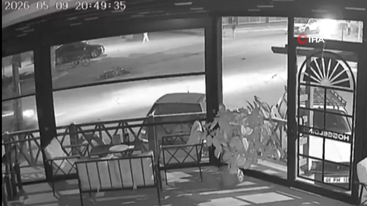 Adana’da otomobil ile motosikletin çarpışma anı kamerada! Motosiklet sürücüsü hayatını kaybetti | Video videosunu izle Adana’da otomobil ile motosikletin çarpışma anı kamerada! Motosiklet sürücüsü hayatını kaybetti | Video videosunu izle