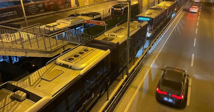 İstanbullunun ulaşım çilesi! Yine metrobüs yine arıza: Uzun kuyruklar oluştu