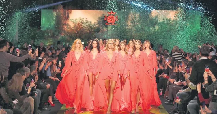 Bakü’deki Türk moda şovuna Röya’lı final