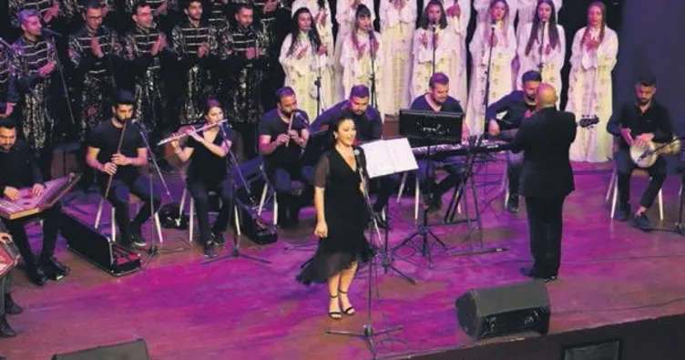 Çekim için gitti koroda şarkı söyledi