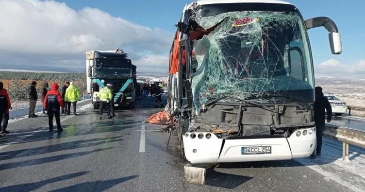 Sivas’ta yolcu otobüsü TIR’a çarptı: 1 ölü 2 yaralı