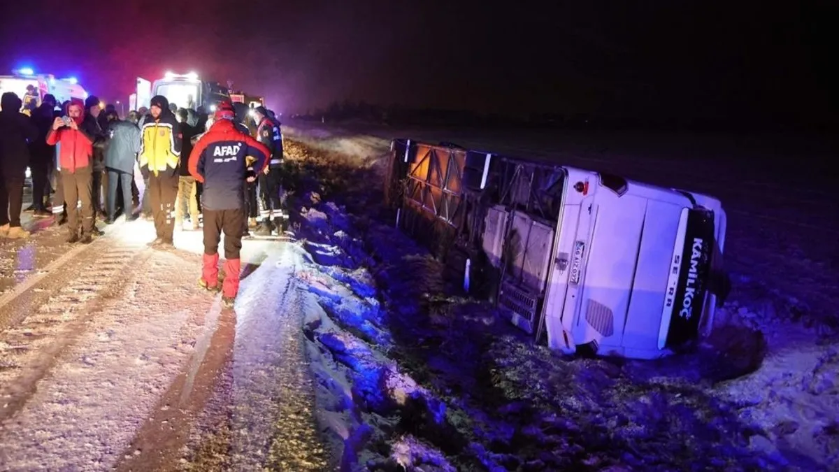 Aksaray'da yolcu otobüsü devrildi: 20 yaralı