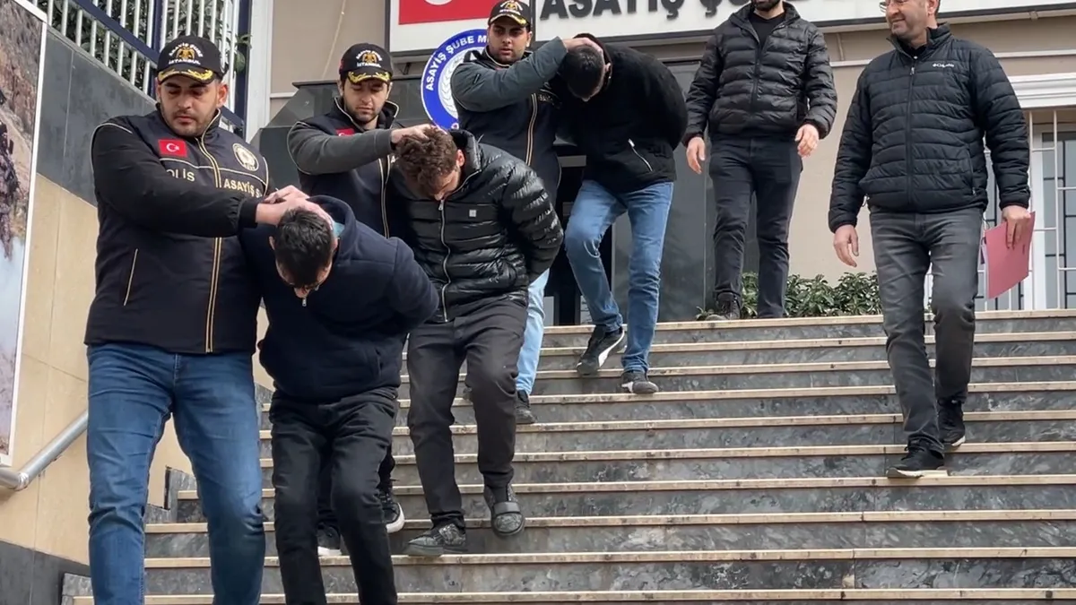 Güngören’de gündüz vakti 1 milyon 700 bin lirayı böyle kapıp kaçtı! O anlar kamerada Güngören’de gündüz vakti 1 milyon 700 bin lirayı böyle kapıp kaçtı! O anlar kamerada