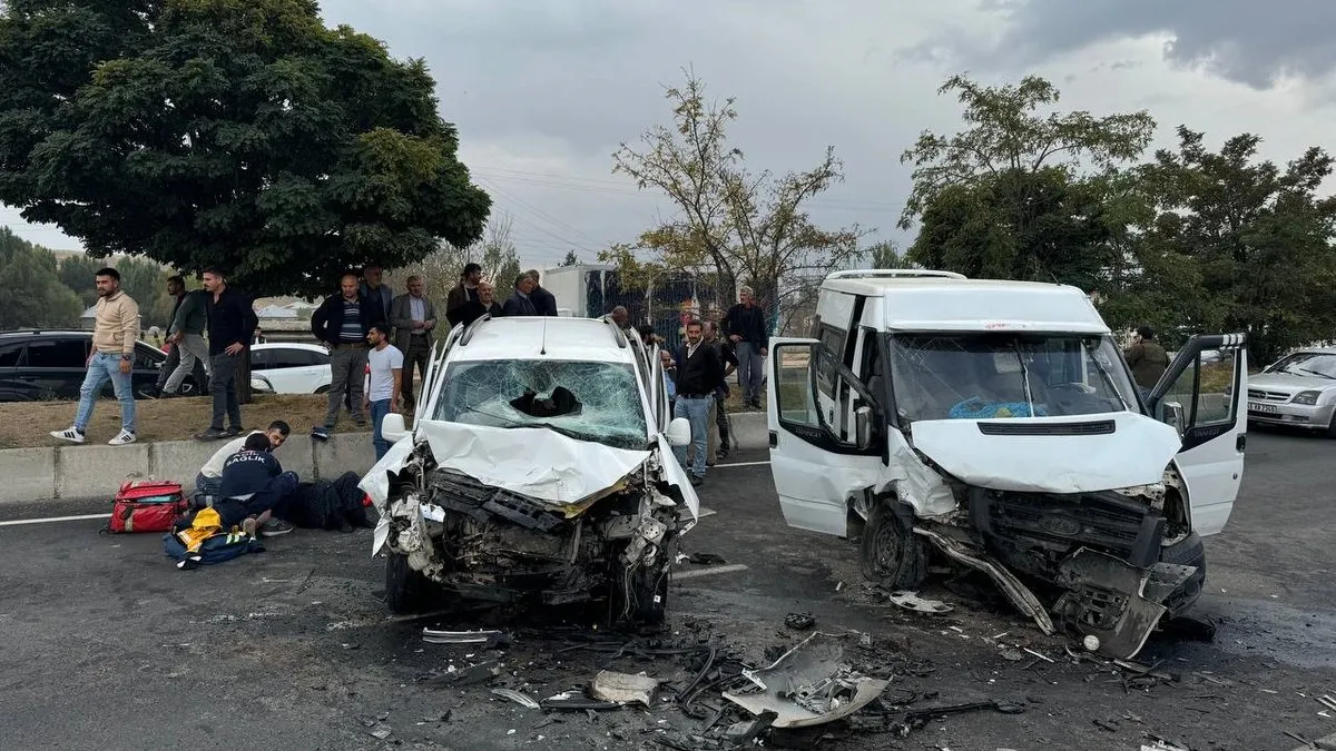 Ağrı'da korkunç kaza! 10 kişi yaralandı