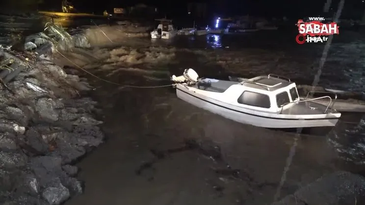 Çanakkale’de Kepez deresi taştı, sahil yolu trafiğe kapatıldı