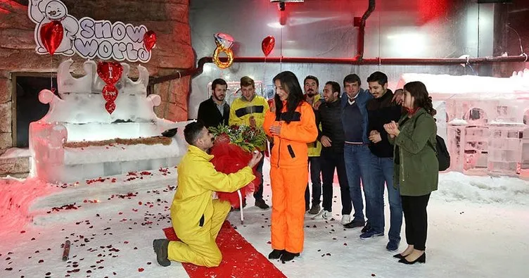 Antalya’da Kar Dünyası’nda sürpriz evlilik teklifi