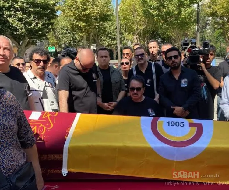 Şafak Sezer, Aydemir Akbaş’ın cenazesindeki izdihama tepki gösterdi! Şafak Sezer: Hayatımda böyle bir şey görmedim!