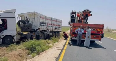 Şanlıurfa’da TIR şarampole devrildi: Tonlarca buğday yere saçıldı #sanliurfa