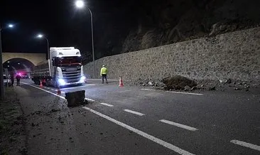 Gümüşhane’de heyelan! Dev kayalar yola savruldu #gumushane