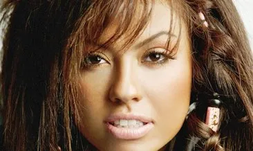 Şarkıcı Lara estetikle bambaşka biri olmuştu! Saçlarını sigortalattı fiyatı dudak uçuklattı!