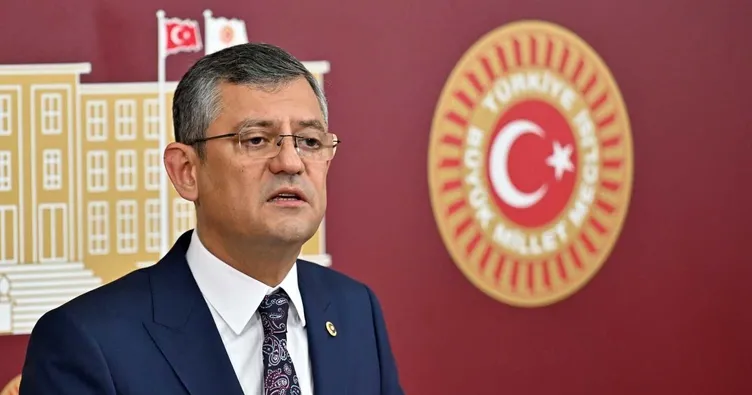 Özgür Özel’den traktör pozuyla yine aynı pişkinlik: Yeni Parti logosu ve afişinde pes dedirten detaylar! Alay konusu oldu