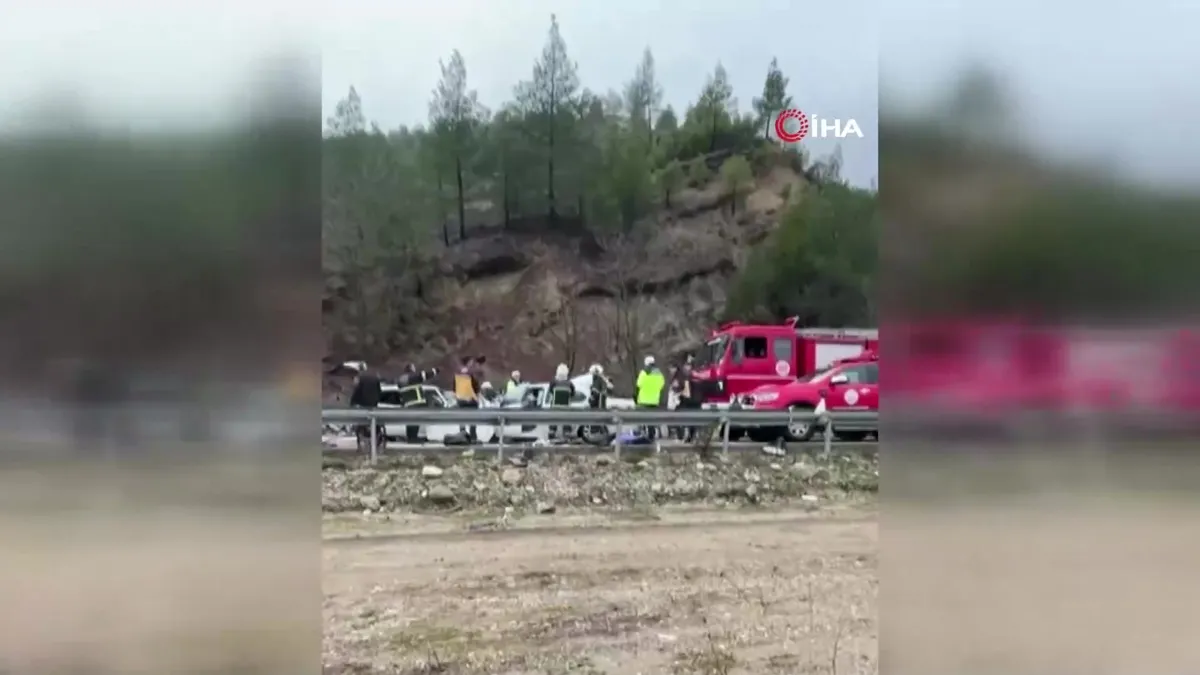 SON DAKİKA | Burdur’da iki otomobil kafa kafaya çarpıştı: 6 ölü, 6 yaralı | Video videosunu izle SON DAKİKA | Burdur’da iki otomobil kafa kafaya çarpıştı: 6 ölü, 6 yaralı | Video videosunu izle