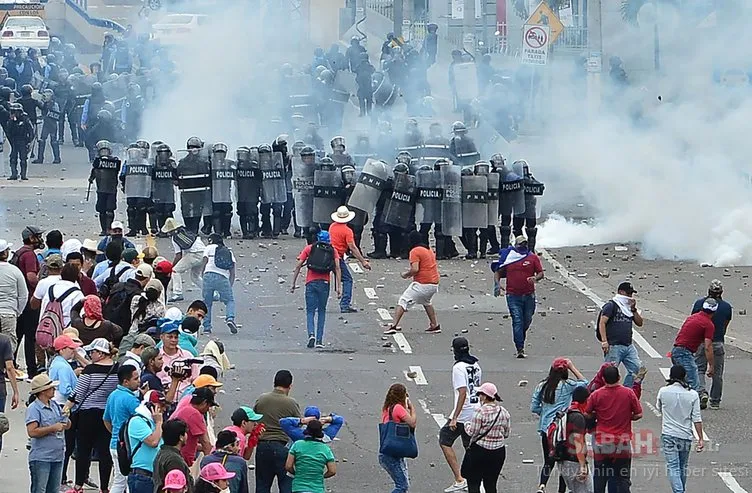 Honduras karıştı! ABD Büyükelçiliğinin kapısını ateşe verdiler