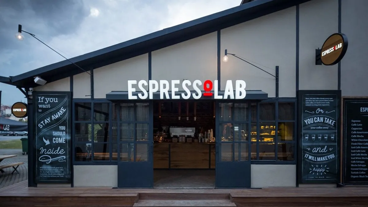Espressolab yeni reklam filminde 10 yıllık başarısını mizahi bir dille anlatıyor Espressolab yeni reklam filminde 10 yıllık başarısını mizahi bir dille anlatıyor